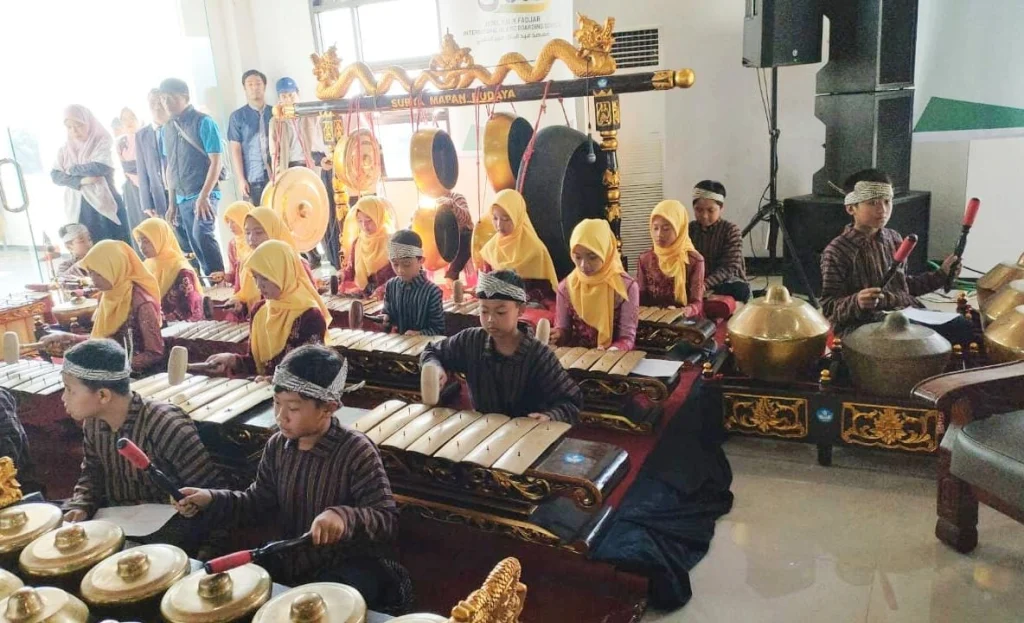 Karawitan Sambut Tamu Launching Ponpes Internasional AMF