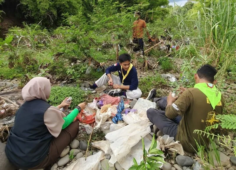 Besuk Sungai, Nasyiah Siliragung Membuat Ecobrik