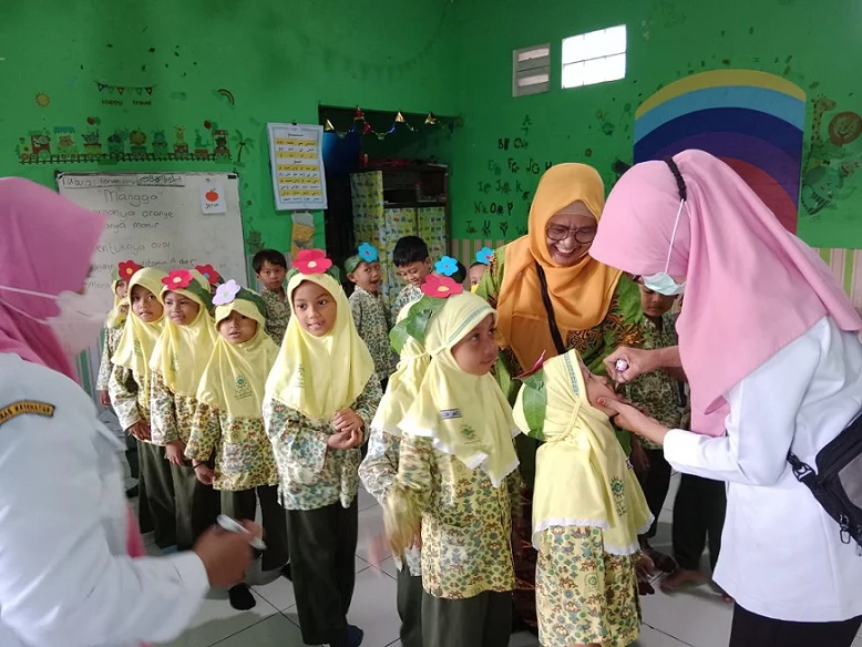 Rahasia Tertib Siswa TK Aisyiyah Balongbendo saat Vaksin Polio
