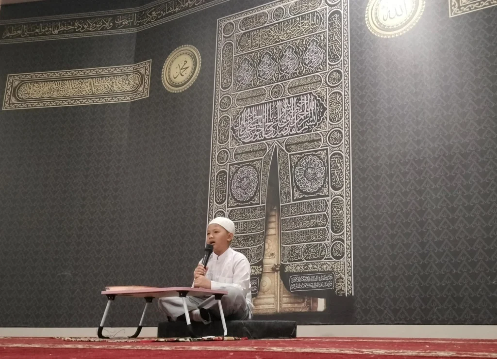 Berlatar Kiswah, Tasmik Juz 29 dan 30 di Mushala Gresmall 