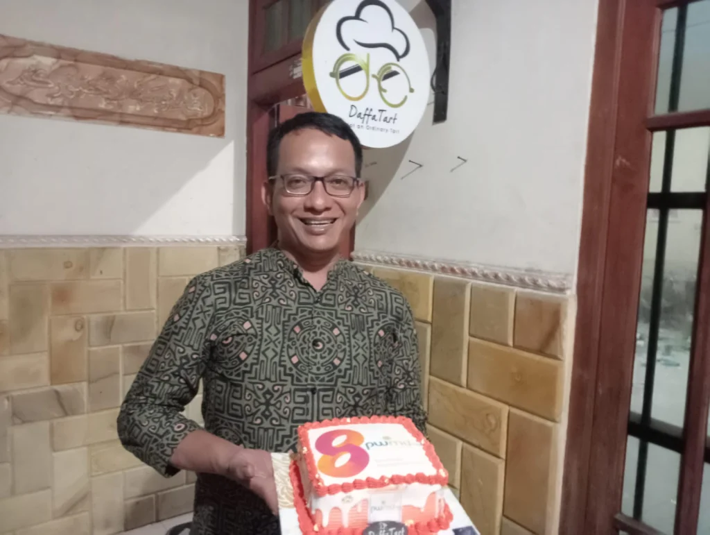 Kontributor PWMU.CO Sendangagung Siapkan Kue Tar Spesial