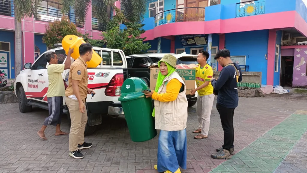 Mobil 4WD UM Surabaya Ikut Aksi Bersih Sampah Pesisir Kenjeran
