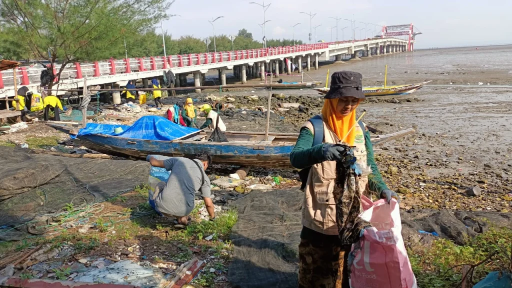 Aksi Bersih Sampah Pesisir Kenjeran Bukan untuk Kepentingan Sesaat