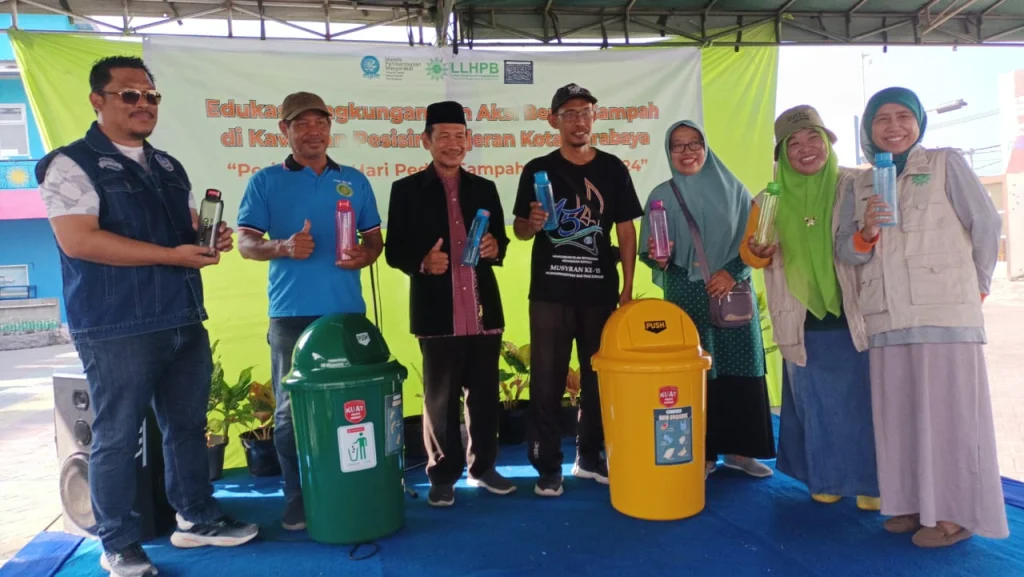 PWA Jatim-MPM PDM Surabaya Edukasi Lingkungan dan Aksi Bersih Sampah di Pesisir Kenjeran 