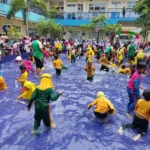 Mencari Ikan di Kolam Besar Jadi Daya Tarik Open House SD Muhdelta