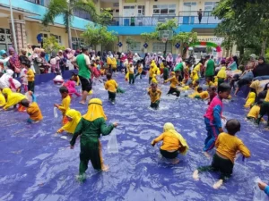 Mencari Ikan di Kolam Besar Jadi Daya Tarik Open House SD Muhdelta