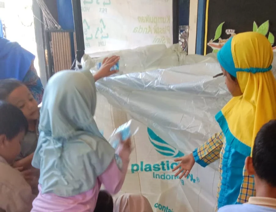 Memilah Sampah sambil Belajar Calistung
