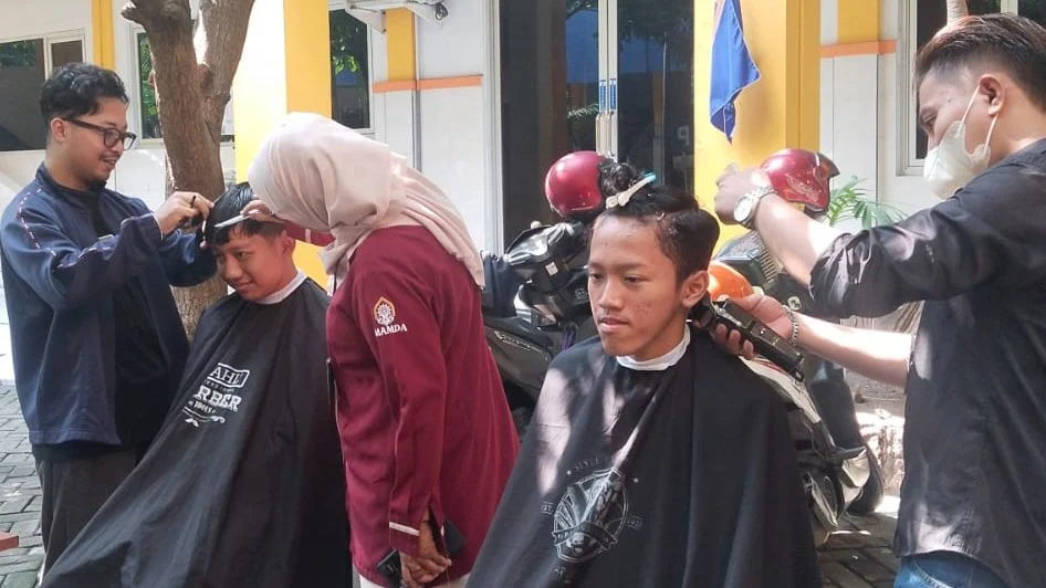 50 Siswa Smamda Bertambah Ganteng setelah Cukur Rambut di Sekolah