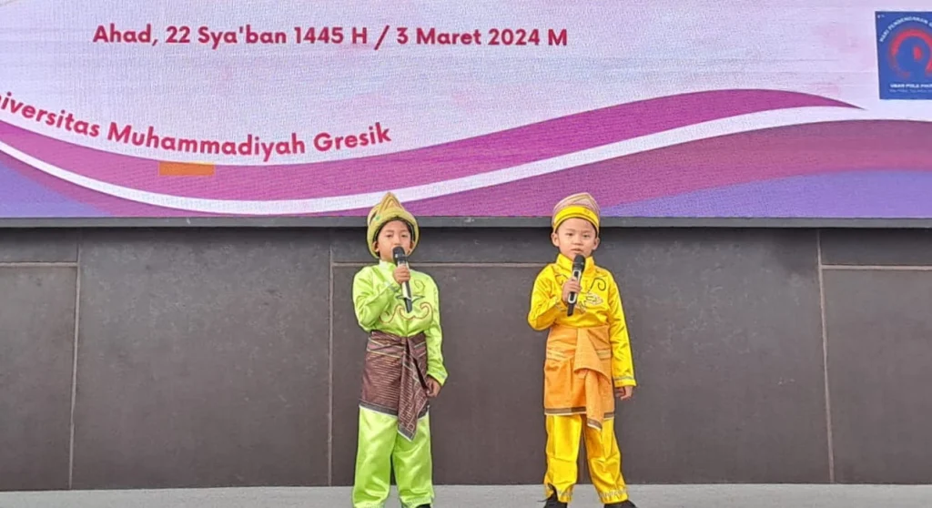 Ekspresif, Duo Siswa TK Aisyiyah 34 Kedanyang Baca Puisi untuk Guru