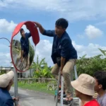 Mahasiswa KKN UMG Pasang Cermin Cembung di Desa Sedagaran