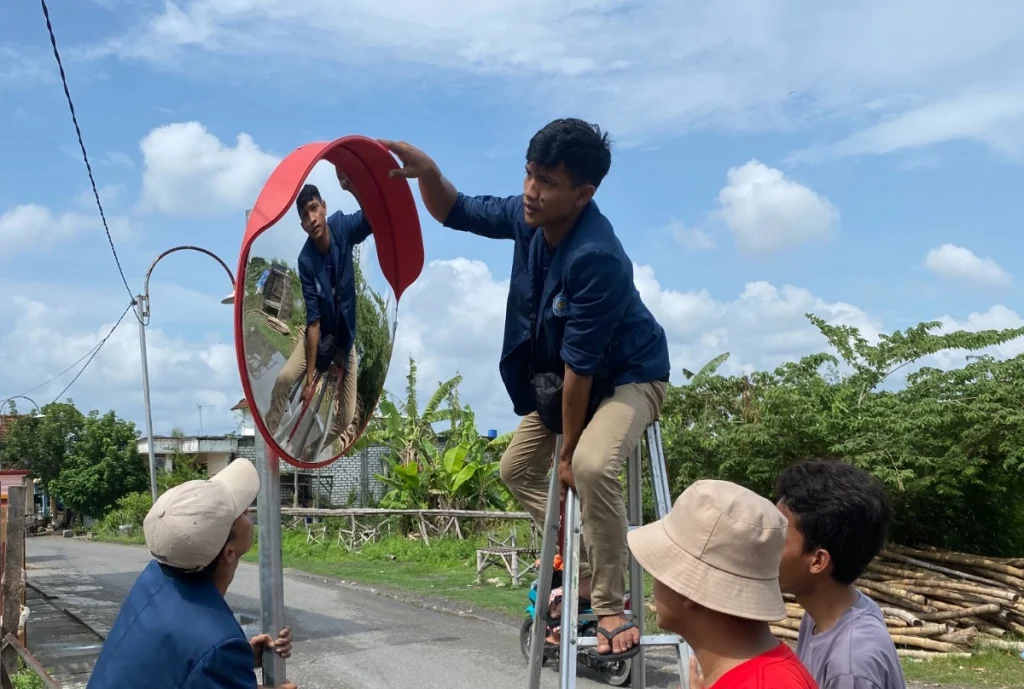 Mahasiswa KKN UMG Pasang Cermin Cembung di Desa Sedagaran