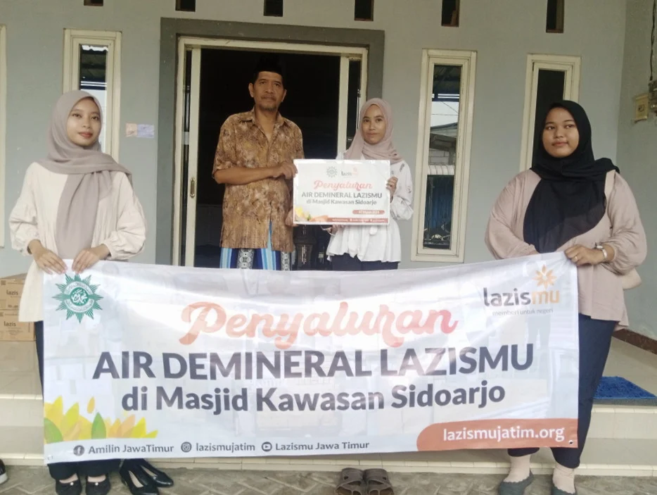 Sambut Ramadhan Lazismu Jatim Bagikan Air Kemasan untuk Masjid-Masjid di Sekitar Lapindo 