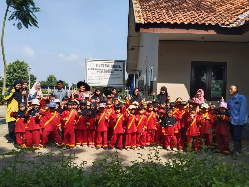 Siswa TK-KB Aisyiyah V Kota Probolinggo Belajar Berkebun ke PT KTI
