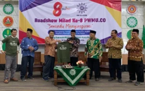 Kaos ‘Aku Menulis maka Aku Ada’ Jadi Kejutan Roadshow PWMU.CO di Kediri