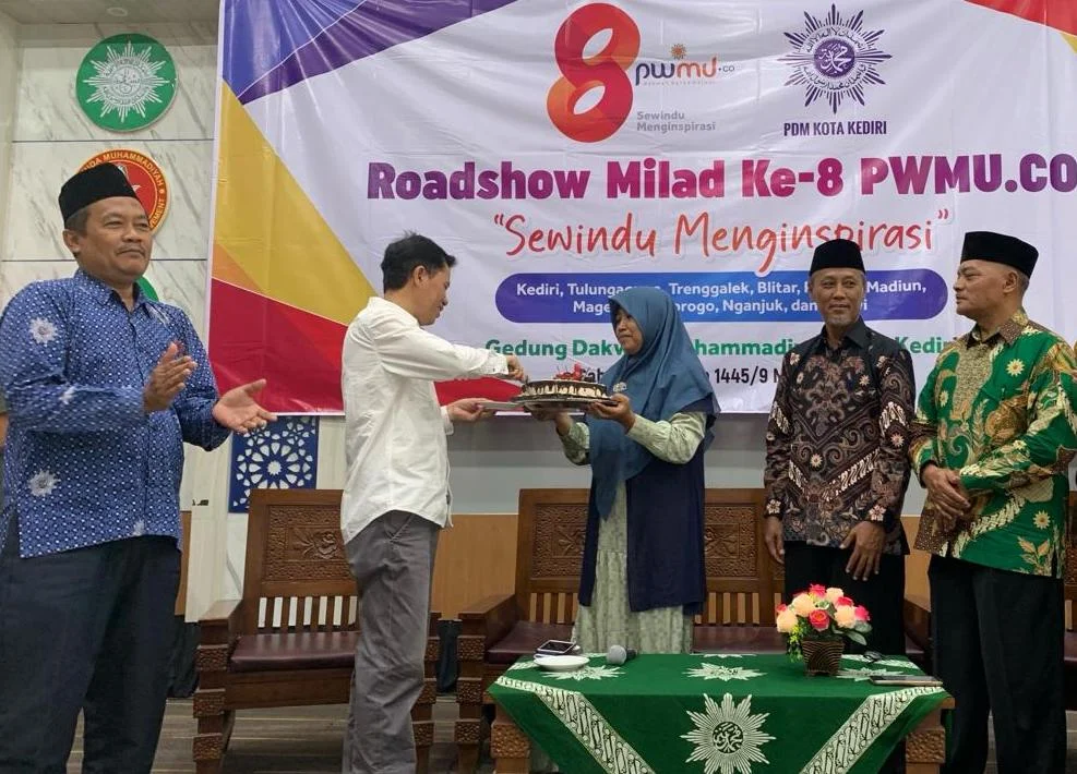 Kisah Perjuangan Kontributor Kediri Beri Kejutan Kue Tar Milad PWMU.CO