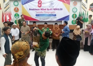 Seru! Tukar Kado di Roadshow Sewindu PWMU.CO Wilayah Mataraman