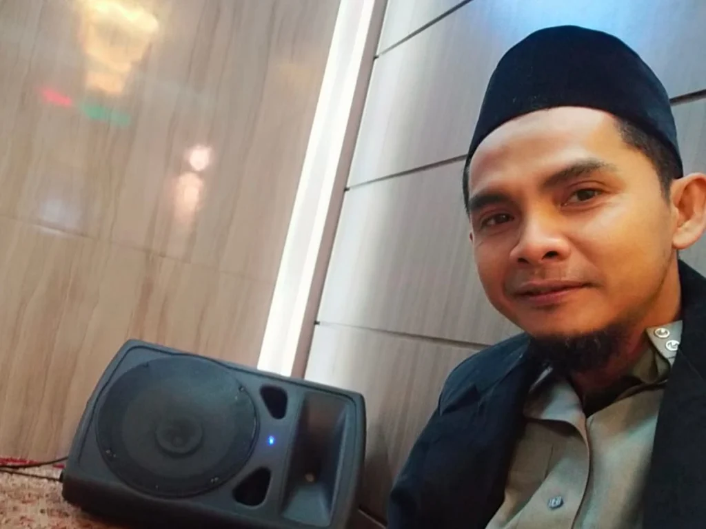 Pentingnya Speaker Monitor di Dekat Imam