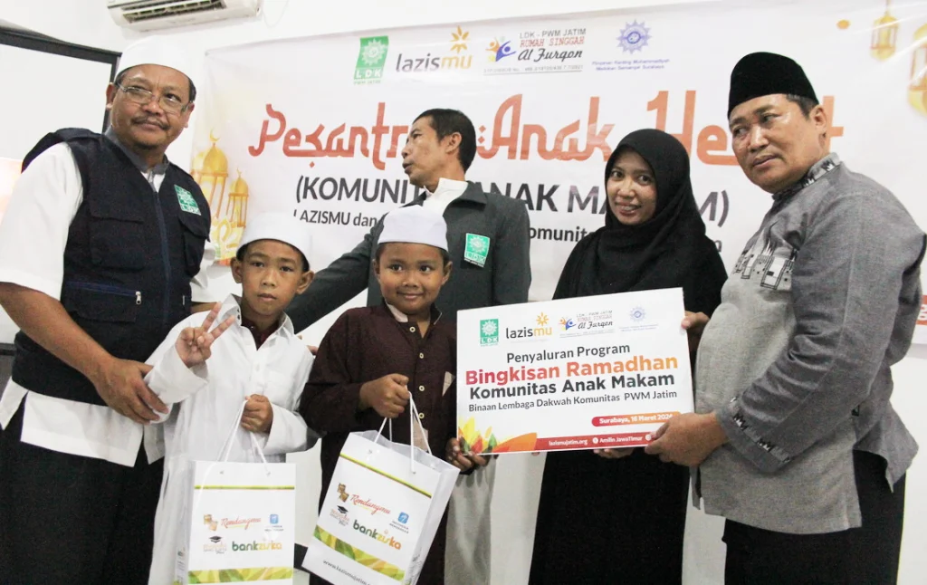 Bingkisan Ramadhan Lazismu Jatim untuk Anak Makam 