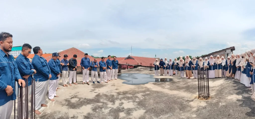 Guru SD Mugeb Berdoa untuk Pembangunan Mushala Al-Arsy