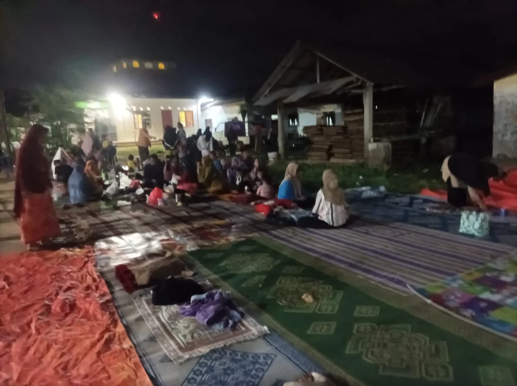 Takut Gempa Susulan, Warga Bawean Buka Puasa di Tanah Lapang