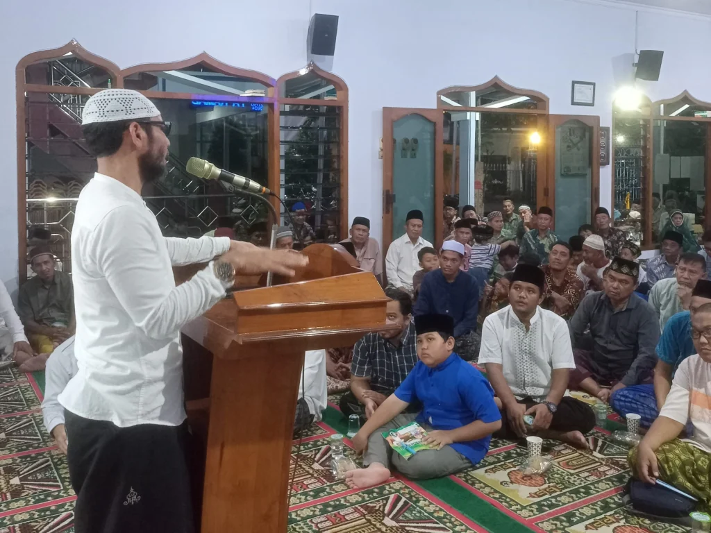 Tarawih di Masjid Intishorul Islam, Jamaah Meneteskan Air Mata  