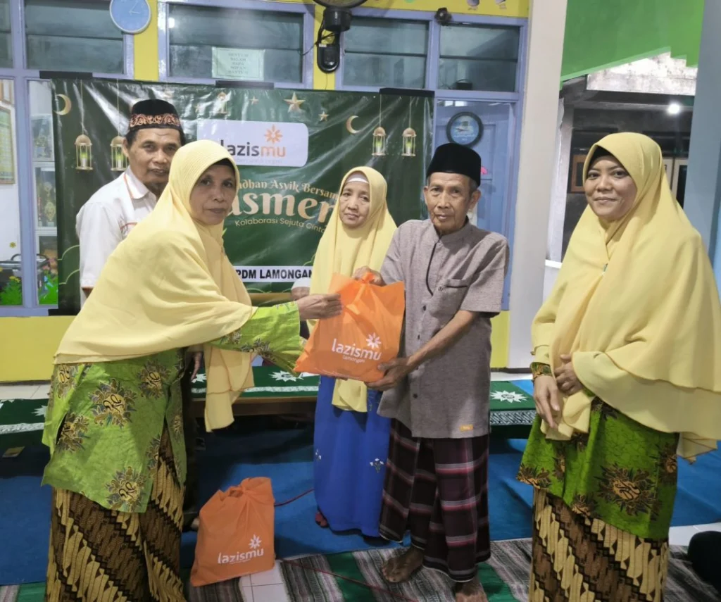 Lazismu Lamongan Berbagi Paket Ramadhan di Desa Sekaran