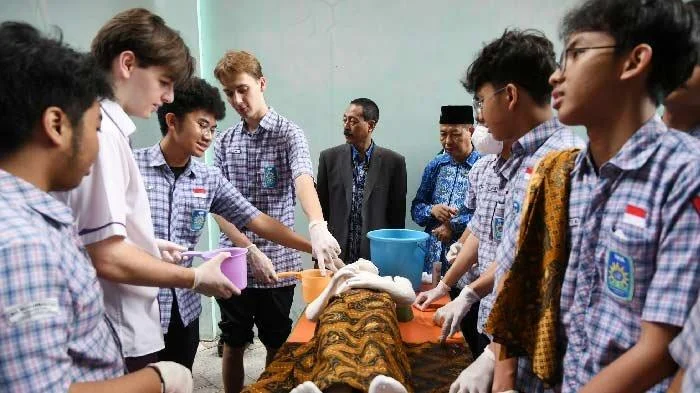 Dua Siswa Asing Ikut Belajar Perawatan Jenazah di Smamda