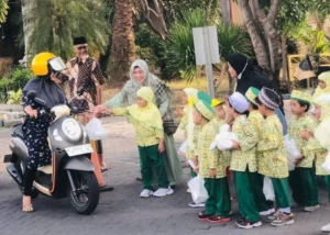 Siswa TK Aisyiyah 48 Alam Bukit Raya Berbagi Takjil