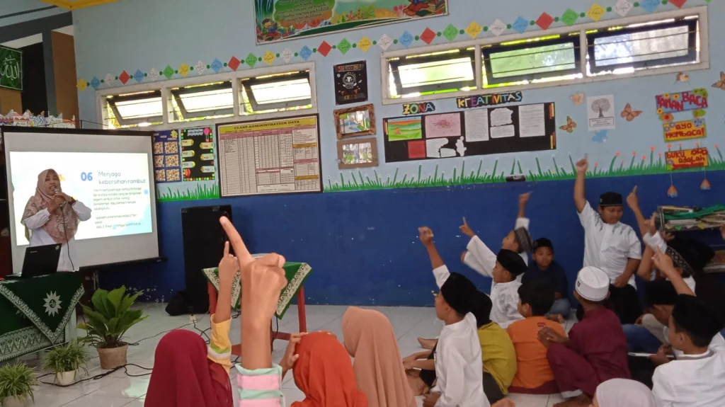 Ada Orang Tua Mengajar di PKDA Mimsix Sekapuk