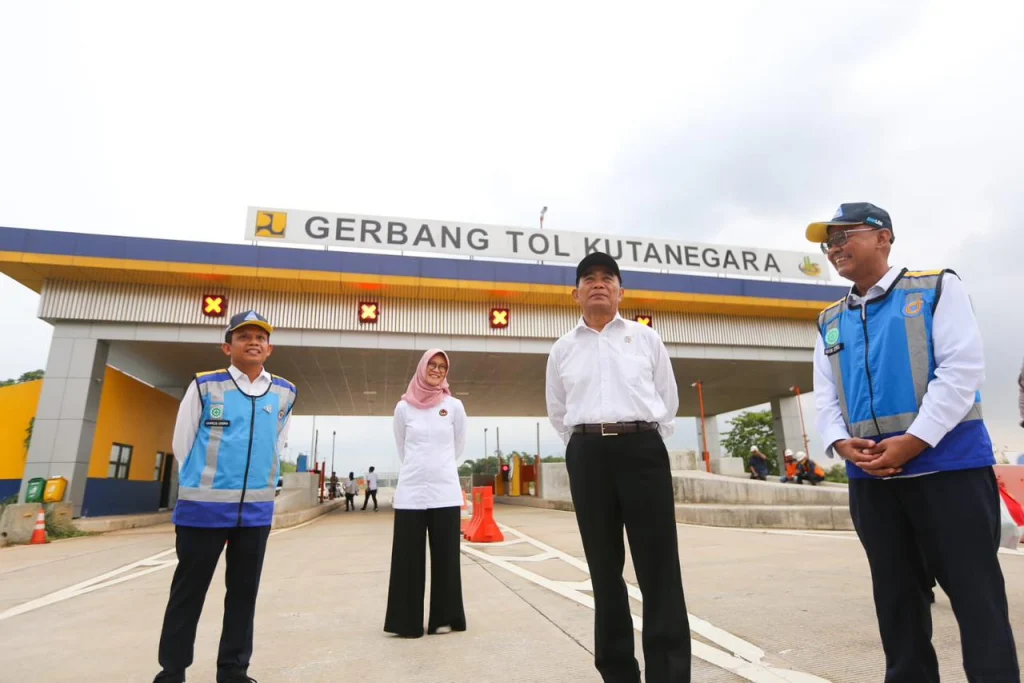 Menko PMK Tinjau Kesiapan Tol Jelang Arus Mudik