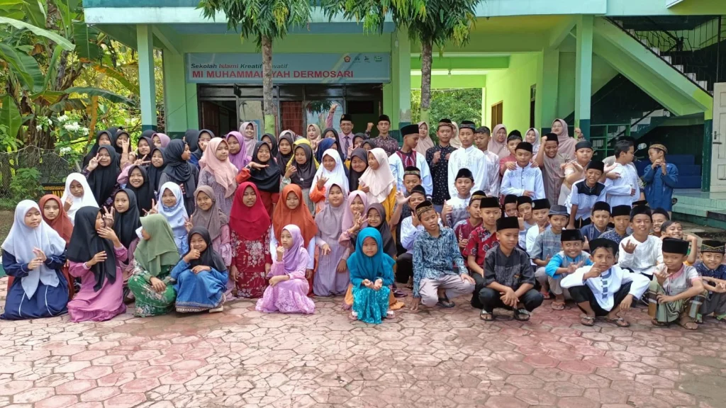 Siswa Mimude Trenggalek Belajar Merawat Jenazah sejak Dini