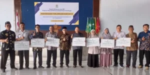 Terima THR, Guru dan Karyawan Sekolah Muhammadiyah Kota Probolinggo Tersenyum Bahagia