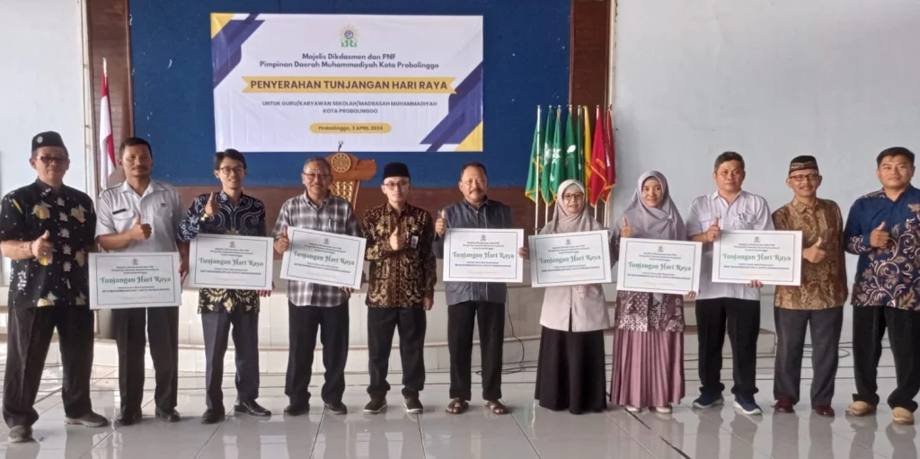 Terima THR, Guru dan Karyawan Sekolah Muhammadiyah Kota Probolinggo Tersenyum Bahagia