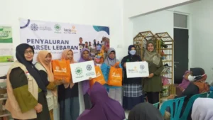 Lazismu PWA Jatim Bagikan Kado Ramadhan untuk para Pelestari Lingkungan