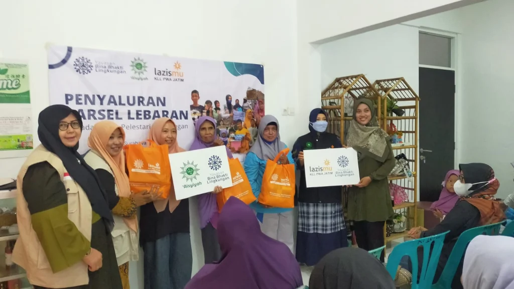 Lazismu PWA Jatim Bagikan Kado Ramadhan untuk para Pelestari Lingkungan