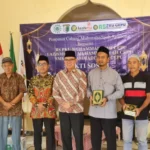 Muhammadiyah Bagikan 40 Mushaf Al-Quran ke Warga Desa Sambong
