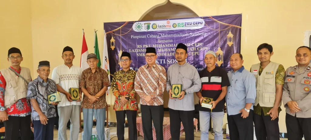 Muhammadiyah Bagikan 40 Mushaf Al-Quran ke Warga Desa Sambong