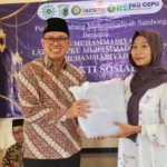 PCM Sambong Gandeng Comma Berbagi Perlengkapan Shalat untuk Anak Yatim