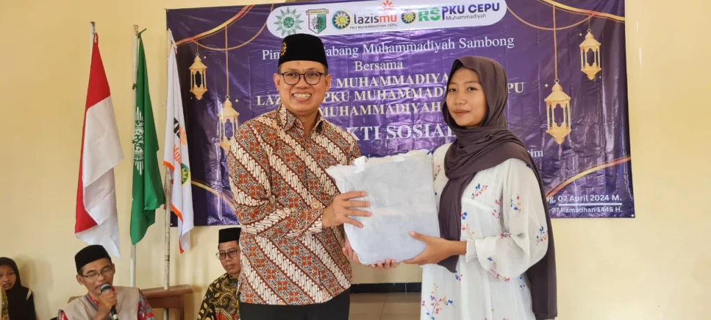 PCM Sambong Gandeng Comma Berbagi Perlengkapan Shalat untuk Anak Yatim