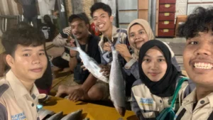 Ke Pasar Bandeng Kawak, Mahasiswa PMM UMG Belajar Kearifan Lokal Gresik