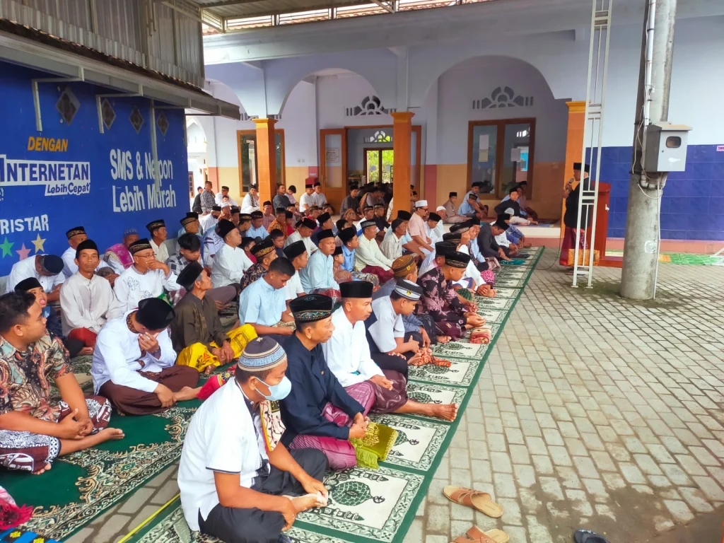 Cuaca Buruk, Akhirnya Begini Shalat Idul Fitri Warga Gandusari Trenggalek