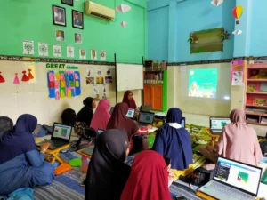 Guru TK Aisyiyah 36 PPI Berlatih Canva, Hasilkan 14 Flyer