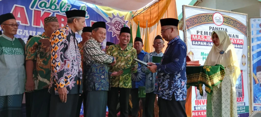 Ada Penyerahan 12 Sertifikat Tanah Wakaf di Tabligh Akbar PCM Laren 