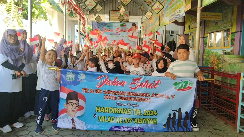 148 Murid TK dan KB Aisyiyah V Kota Probolinggo Jalan Sehat Peringati Dua Momen Bersejarah