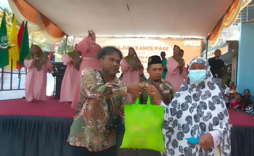 PRM Sukolilo Bagikan 110 Bingkisan untuk Dhuafa di Peresmian Toko Sembako Milik Mu 