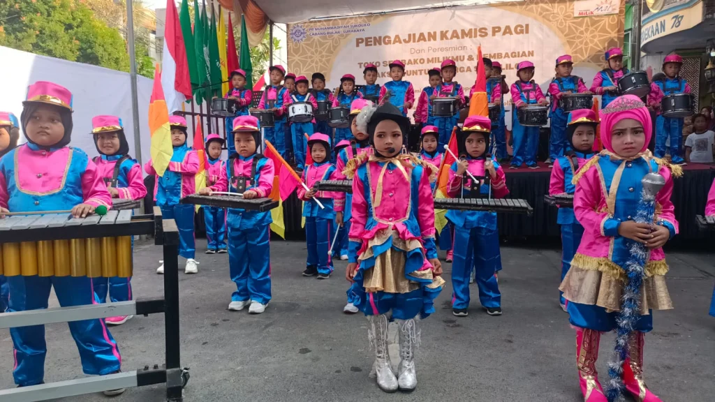 Drumben Tunas Bahari Hibur Peserta Pengajian Kamis Pagi