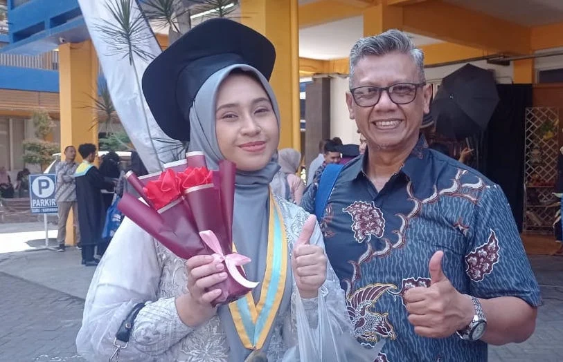 Rela Tempuh Ratusan Kilometer dari Kalimantan ke Sidoarjo demi Wisuda Anak di Smamda
