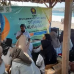 Lulusan SMK Muhitar Tasyakuran di Pantai Serit, Guru Dapat Kado Puisi