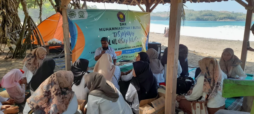 Lulusan SMK Muhitar Tasyakuran di Pantai Serit, Guru Dapat Kado Puisi