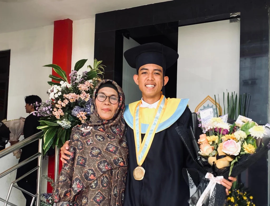 Dari Ternate Sekolah di Sidoarjo, Prestasi Wisudawan Smamda Ini Bikin Bangga Orang Tua